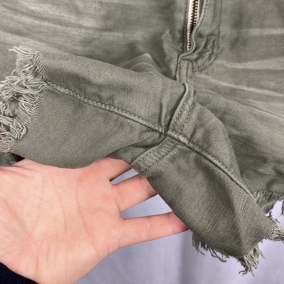 AMERICAN Eagle Green Distressed Highest Rise Mom Short - Size 8 - Picture 8 of 12